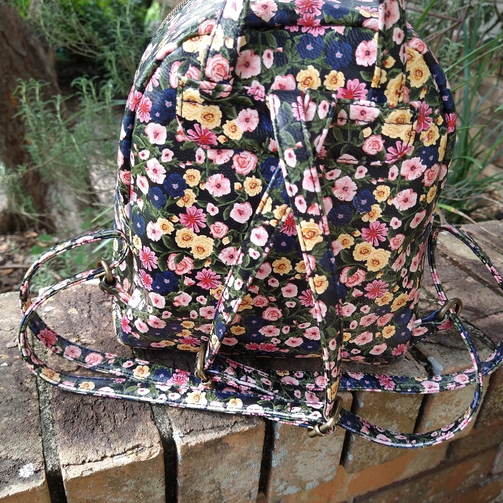 Backpack - Picture 2 of 5